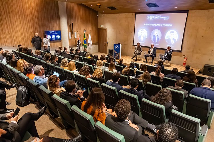 Indústria farmacêutica projeta crescimento e traça estratégias para 2027 em fórum promovido pelo Sindusfarma